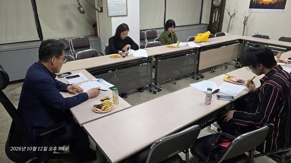 경남도민일보 지면평가위원회(위원장 김우진) 10월 회의가 지난 12일 열려 9월 지면을 평가했다. /이원정 기자