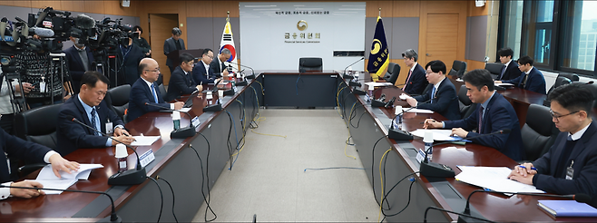 금융위원회가 지난 2024년 1월 3일 서울 종로구 정부서울청사에서 간담회를 개최한 후 공모펀드 경쟁력 제고방안을 논의하고 있다. / 사진=금융위원회