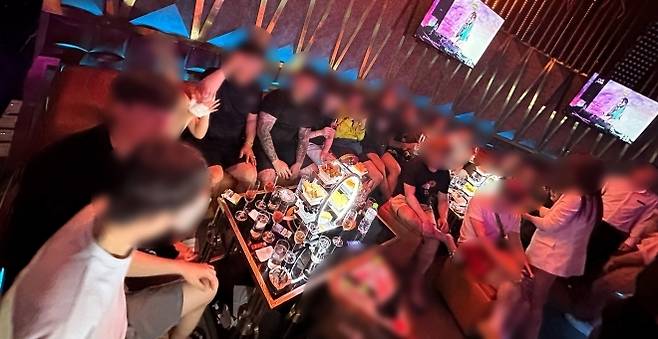 제주경찰청은 불법 도박사이트 운영 조직원 78명을 특정해 이 가운데 74명을 검거하고, 총책 등 12명을 구속했다. 사진은 조직원들의 단합대회 모습. 제주경찰청 제공