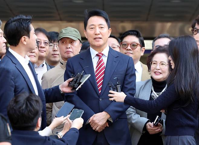 오세훈 서울시장이 지난 23일 서울 서초구 서울고법에서 열린 '명태균 여론조사 대납 의혹 사건' 항소심 선고 공판 뒤 무죄 판결과 관련해 입장을 밝히고 있다. ⓒ시사저널 박정훈
