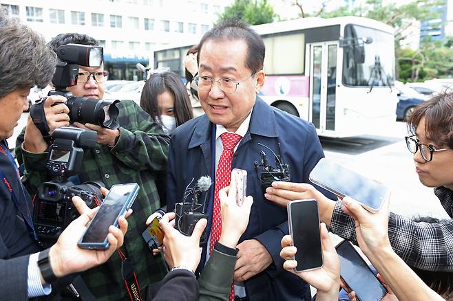 홍준표 전 대구시장이 27일 오전 대구지방법원에 도착하고 있다. 홍 전 시장은 이날 ‘선거캠프 정치자금 부정 지출’ 혐의로 구속영장이 청구된 과거 측근들의 구속 전 피의자 심문(영장실질심사)에서 변호사 자격으로 법원을 찾았다. 연합뉴스