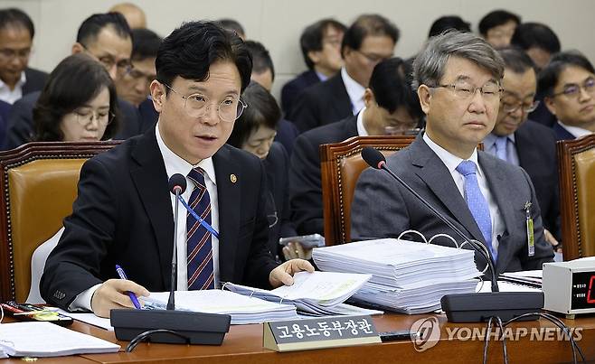 국회 기후환노위 종합 국정감사 (서울=연합뉴스) 이동해 기자 = 김영훈 고용노동부 장관이 27일 국회 기후에너지환경노동위원회에서 열린 2026년도 종합 국정감사에 출석해 질의에 답하고 있다. 2026.10.27 eastsea@yna.co.kr