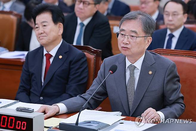 답변하는 조현 외교부 장관 (서울=연합뉴스) 신현우 기자 = 조현 외교부 장관이 27일 국회 외교통일위원회에서 열린 외교부, 통일부 등에 대한 종합감사에서 외통위원 질의에 답하고 있다. 왼쪽은 정동영 통일부 장관. 2026.10.27 nowwego@yna.co.kr