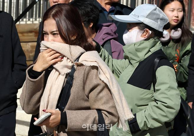 초겨울 날씨를 보인 28일 서울 경복궁을 찾은 외국인 관광객들이 두터운 옷을 입고 관광을 하고 있다. (사진=방인권 기자)