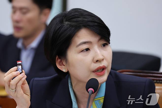 한지아 국민의힘 의원이 27일 서울 여의도 국회에서 열린 보건복지위원회의 보건복지부 등에 대한 종합감사에서 약침 관련 질의를 하고 있다. 2026.10.27 ⓒ 뉴스1 신웅수 기자