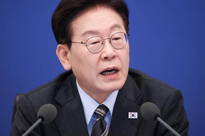이재명 대통령이 27일 청와대에서 열린 국무회의에서 발언을 하고 있다./뉴스1