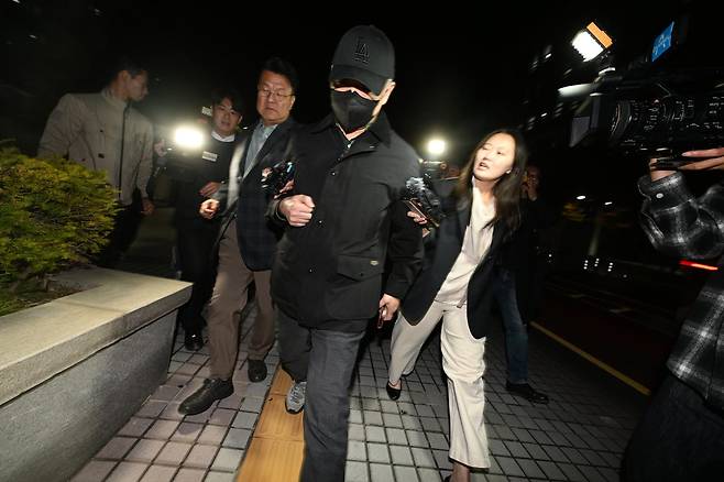 여고생 살해범 장윤기의 부친 장모 경감이 28일 오후 전남광주 광주지법에서 장윤기 사건 부실 수사 의혹 관련 재판에서 증인 신문을 마친 뒤 취재진 질문을 피해 이동하고 있다. 뉴시스