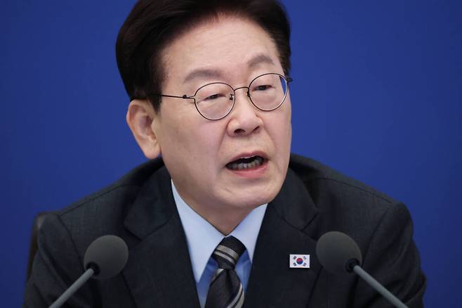 이재명 대통령이 27일 청와대에서 열린 국무회의에서 발언하고 있다. 연합뉴스