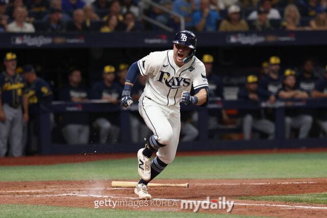 MLB 탬파베이 벤 윌리엄슨이 28일(한국시각) 열린 밀워키와 2026 월드시리즈 4차전 연장 12회말 끝내기 안타를 치고 있다./게티이미지코리아