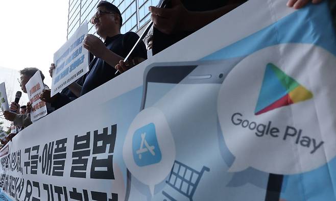 디지털주권회복 시민위원회 등 26개 게임업계·학계·시민사회단체 회원들이 지난 6월 18일 오전 서울 강남구 구글코리아 본사 앞에서 구글과 애플의 인앱결제 수수료 등에 대한 제도개선을 요구하는 기자회견을 하고 있다. 뉴시스