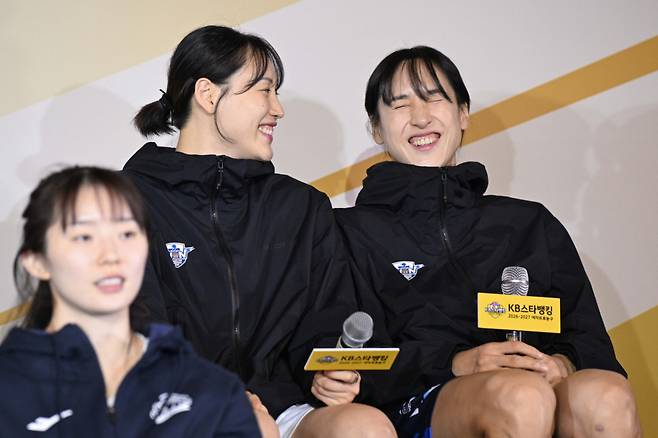 우리은행 강이슬(왼쪽)과 김단비. /사진=WKBL 제공
