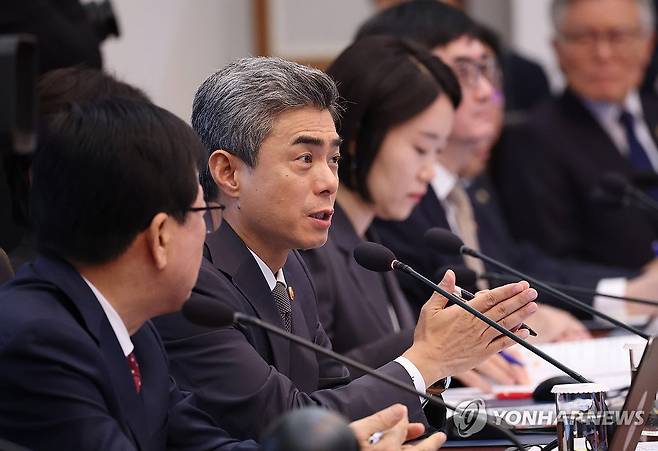 발언하는 강신철 장관 (서울=연합뉴스) 신준희 기자 = 강신철 국방부 장관이 27일 이재명 대통령 주재로 청와대에서 열린 국무회의에서 발언하고 있다. 2026.10.27 hama@yna.co.kr