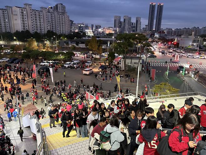 229일 전남광주통합특별시 북구 광주-기아챔피언스필드. KIA 타이거즈와 삼성 라이온즈의 플레이오프 3차전을 앞두고 양 팀 팬들이 경기장으로 입장하고 있다./양우철 기자 yamark1@namdonews.com
