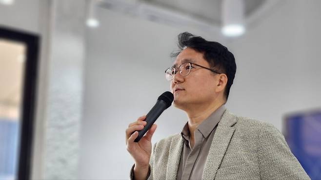 지난 22일 서울 중구 루프탑 남산에서 열린 ‘K-콘텐츠의 성장 공식’ 강연에 나선 남궁철 PYRO C&C(파이로씨앤씨) 대표. 남궁 대표는 SM엔터테인먼트 경영 부문을 거쳐 SM C&C 대표를 역임한 전문가로써 K-팝 산업의 제작·유통 경험을 바탕으로 콘텐츠의 성공 요인과 사업 확장 전략을 설명했다. (사진=테크42)