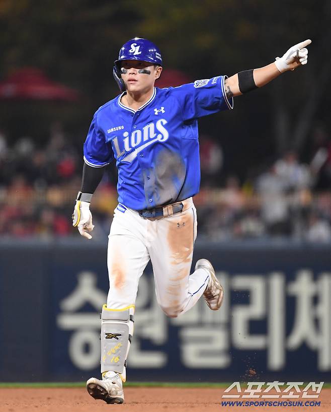 29일 광주 KIA챔피언스필드에서 열린 플레이오프 3차전 삼성과 KIA의 경기. 5회초 KIA 시라카와 상대 역전 투런홈런을 날린 삼성 류지혁. 광주=송정헌 기자songs@sportschosun.com/2026.10.29/