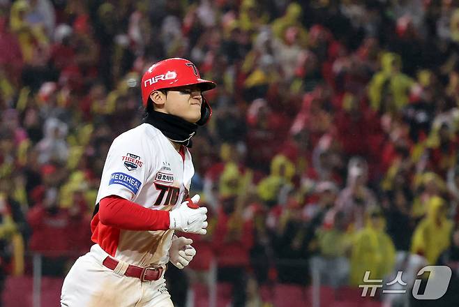 29일 오후 전남광주 기아챔피언스필드에서 열린 프로야구 2026 신한 SOL KBO 포스트시즌 플레이오프 3차전 삼성 라이온즈와 KIA 타이거즈의 경기, KIA 김도영이 9회말 2사 1,2루 상황 내야 땅볼을 친 후 아쉬워하고 있다. 2026.10.29 ⓒ 뉴스1 김진환 기자