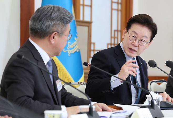이재명 대통령이 28일 청와대에서 열린 국민생명안전위원회 제2차 전체회의에서 발언을 하고 있다. 연합뉴스