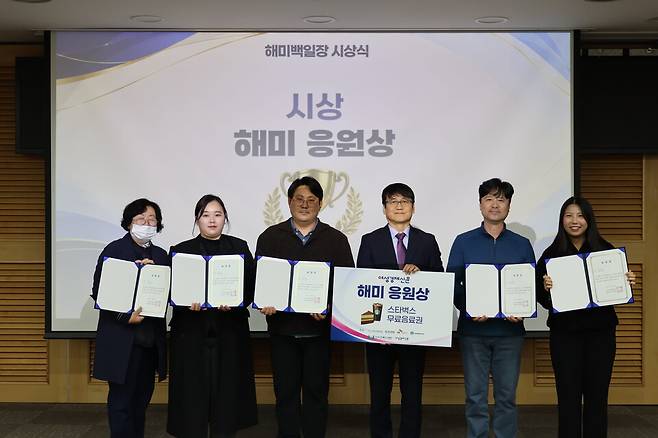 왼쪽부터 해미응원상 수상자 강윤정 사회복지사, 강경민 사회복지사, 최진형 사회복지사, 정경민 여성경제신문 대표, 서병택 사회복지사, 김경화 사회복지사 /한국사회복지사협회