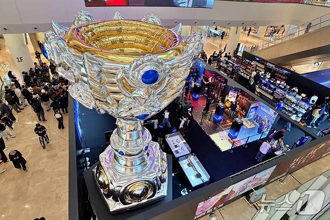 잠실 롯데월드몰 1층 아트리움에서 진행 중인 '라이엇 게임즈 뮤직 앤 월즈 2026' 팝업스토어 전경(롯데백화점 제공). 2026.10.31/뉴스1