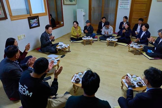 이재명 대통령이 31일 농어촌 기본소득 시범지역인 경상북도 영양군 연당1리 마을회관에서 주민들과 간담회를 하고 있다. 청와대 제공