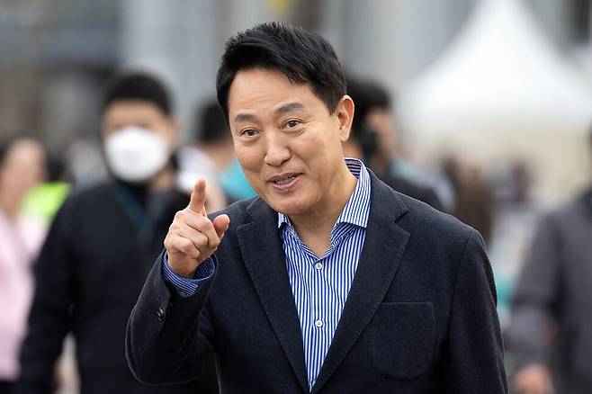 오세훈 서울시장이 2026년 10월25일 오후 보행전용교 전환 공사를 하루 앞둔 서울 잠수교로 향하고 있다. 이승배 기자 photolee@hani.co.kr