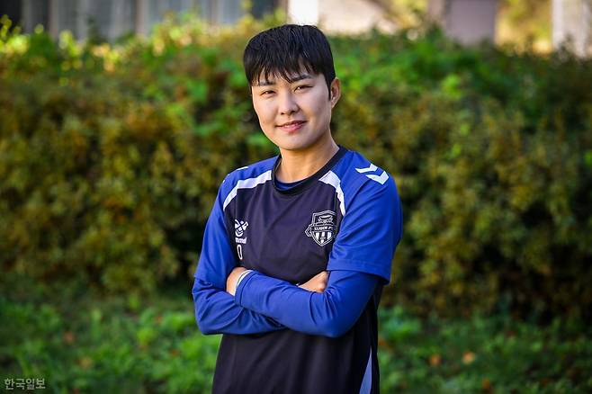 한국 여자 축구 베테랑 지소연이 14일 경기 수원선수촌에서 본보와 인터뷰를 위해 사진촬영을 하고 있다. 최주연 기자