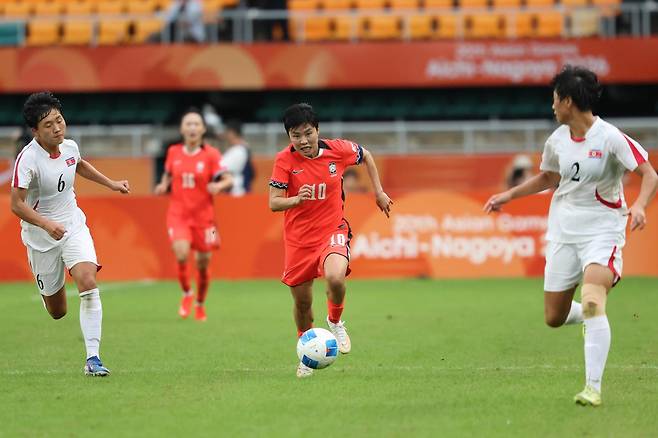 지소연이 21일 일본 후쿠로이의 시즈오카 스타디움 에코파에서 열린 2026 아이치·나고야 아시안게임 여자 축구 조별리그 F조 북한과 경기에서 드리블 돌파하고 있다. 후쿠로이=뉴시스