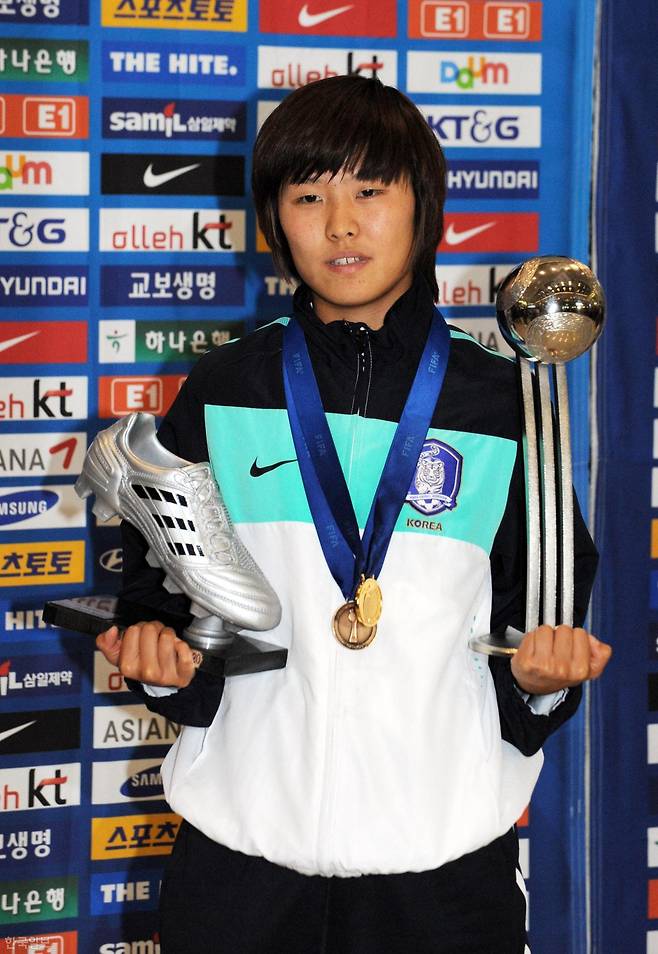 2010 FIFA U-20 여자 월드컵에서 3위에 오른 한국 여자 축구대표팀의 지소연이 인천국제공항에 입국해 실버슈와 실버볼을 들고 포즈를 취하고 있다. 김주성 기자