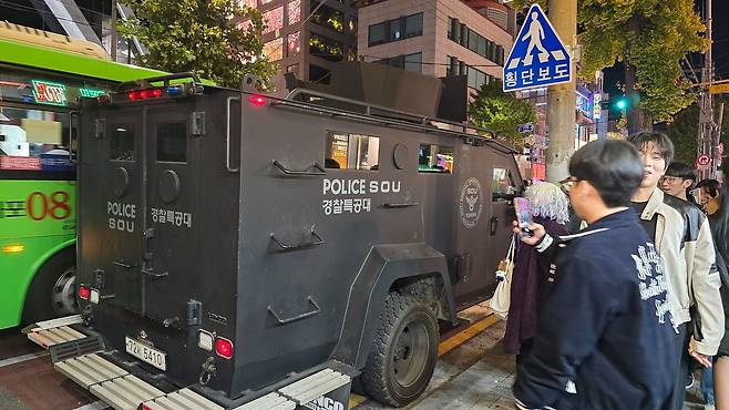 31일 오후 8시 30분쯤 할로윈 행사를 즐기기 위해 서울 마포구 홍대 레드로드를 찾은 인파. 오가는 일부 시민들은 경찰특공대 장갑차 앞에서 사진을 찍기도 했다. 노유림 기자