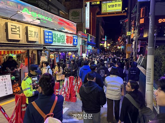 핼러윈 축제가 열린 31일 서울 용산구 이태원에 축제를 즐기려는 시민들의 발길이 이어지고 있다. 김은송 기자