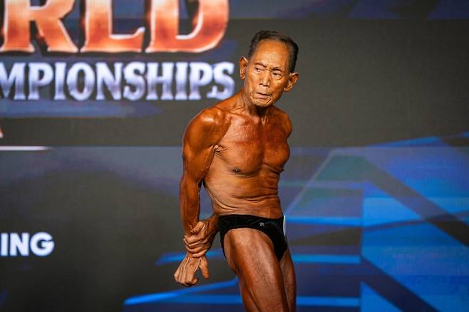 “누가 나보고 늙었대” - 90세 보디빌더 가나자와 도시스케(일본)가 30일(현지 시간) 스페인 산타수산나에서 열린 2026 국제보디빌딩·피트니스연맹(IFBB) 세계 피트니스·보디빌딩 선수권대회에 출전해 포즈를 취하고 있다. 가나자와는 “목표는 우승이 아니라 몇 살까지 계속 출전할 수 있느냐는 것”이라며 95세까지는 출전을 이어가고 싶다고 밝힌 바 있다. 2026.10.31. AP 뉴시스