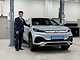 BYD Auto 수원 서비스센터 안성현 본부장이 ATTO 3 옆에서 포즈를 취하는 모습
