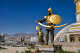 출처: 투르크메니스탄의 수도 아쉬하바드에 있는 독립기념비 주변의 동상